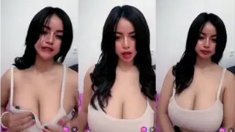 Belahan Dada Montok Yang Menggoda Dan Menggila