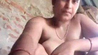 Desi Gadis Dusun Dengan Chut Berdarah Yang Menggairahkan