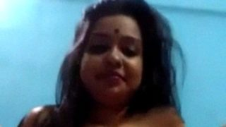 Gadis India Manis Memamerkan Pantatnya Dan Memainkan Memeknya