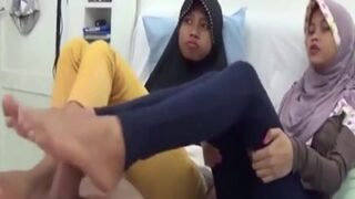 Video Panas Bangladesh: Dua Cewek 18 Tahun Saling Usap Dengan Kaki
