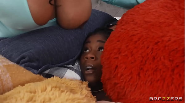Gadis Gemas Yang Suka Menggesek Bantal Dan Menikmati Tiga Pihak
