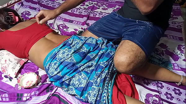दोस्त की गर्म माँ ने मालिश के बहाने मेरी लंड को चूसा और चोदा – जोरदार हिंदी आवाज में