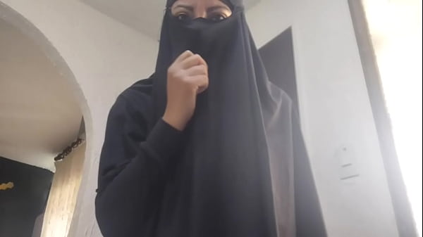 Arab Milf Menggairahkan, Memuaskan Diri Hingga Muncrat Di Webcam Dengan Niqab Yang Menggoda