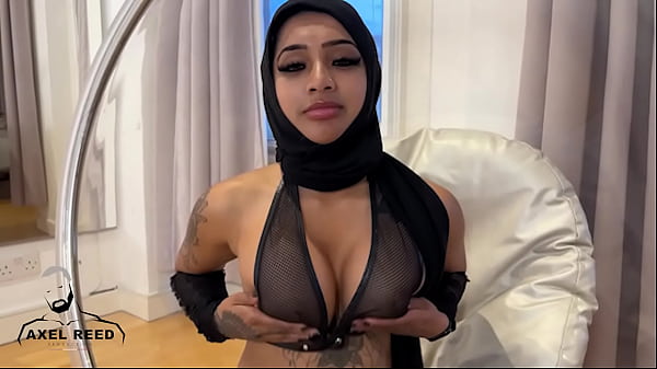 Gadis Muslim Arab Berhijab Digencet Ganas Oleh Laki-laki Berotot
