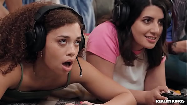 Mode Co-op Panas Untuk Gadis Gamer / Reality Kings