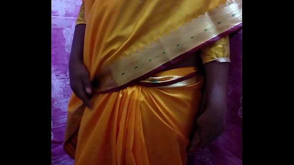 Gadis Seksi Desi Mengumbar Asetnya Dengan Menggoda Di Balik Saree