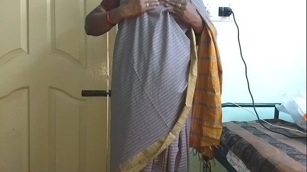Desi Istri Nakal Dari India, Mengenakan Saree Abu-abu, Memamerkan Payudara Besar Dan Memamerkan Vaginanya Yang Dicukur, Meremas Payudara Dan Merangsang Diri Sendiri