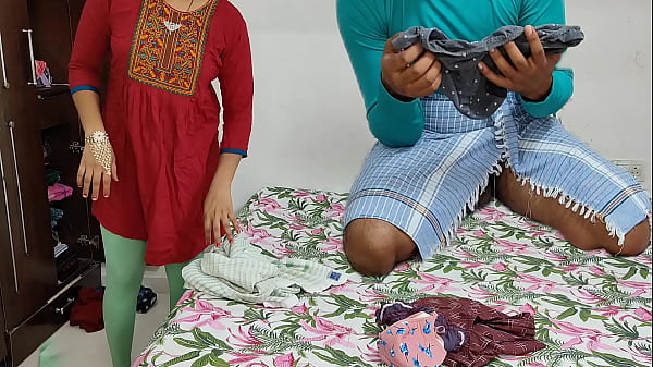 कोमल नहाने जा रही थी तभी उसका छोटा देवर आकर उसकी चूत चाटने लगा