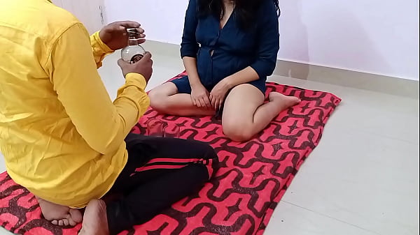 भारतीय अश्लील हिंदी आवाज़ में: सौतेली बहन को शराब पिलाकर रात भर जबरदस्ती चोदना
