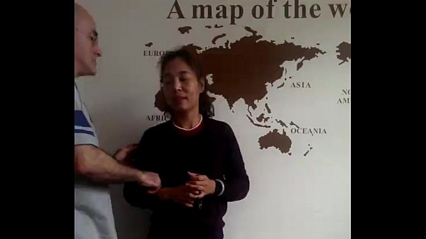 Pria Amerika Dan Istrinya Dari Tiongkok Bersama Pemuda Lokal, Tiga Baris Di Dongguan