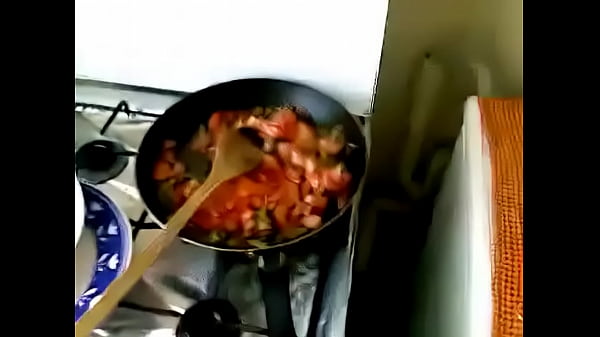 Bhabhi Desi Menggoda Sambil Memasak, Mulutnya Tak Berhenti Melayani Di Dapur