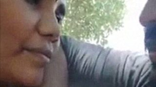 Eksekutif It Tamil Yang Menggoda, Mengisap Kontol Pacarnya Di Taman