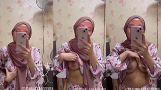 Gadis Berjilbab Pamer Payudara Di Depan Cermin