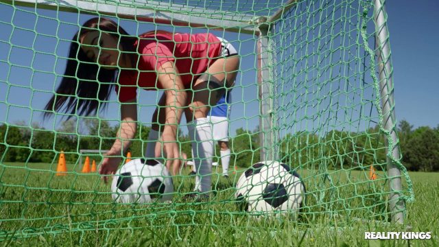 Martina Smeraldi: Mengisap Kontol Pemain Bola Hingga Tumpah