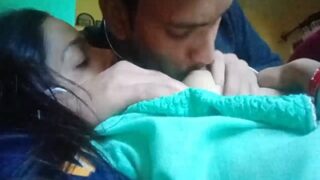 Mengisap Payudara Istri Seksi Teman Yang Menggoda