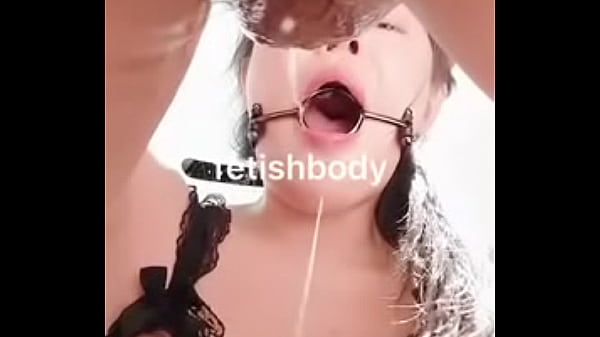 强制深喉到极致，口水拉丝交织，呻吟与啜泣中释放，颜射瞬间如内射般酣畅淋漓