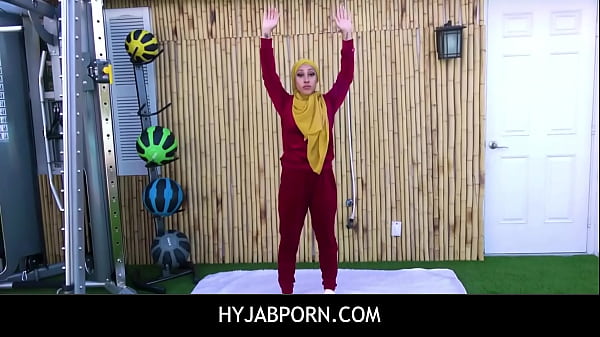 Pelatih Bugar Menggairahkan Klien Arab Eksotis Dengan Hijab Menggoda
