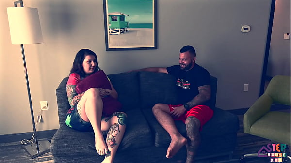 Goyang Mesra Di Ranjang Dengan Adik Tiri Yang Nakal
