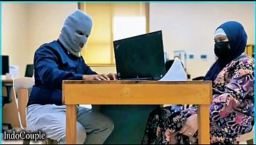 Istri Berhijab Yang Nakal Menggoyang Vibrator Di Kantor Bersama Rekan Kerjanya Yang Panas.
