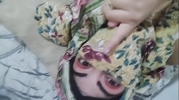 Istri Arab Berjilbab Menggairahkan Mengocok Memek Sampai Muncrat Basah Orgasme Saat Suami Sholat Di Ruang Lain