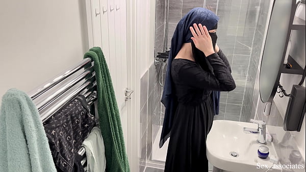 Aku Tak Menyangka Gadis Arab Berhijab Bisa Begitu Mesra, Kulihat Dia Merangsang Diri Di Pancuran.
