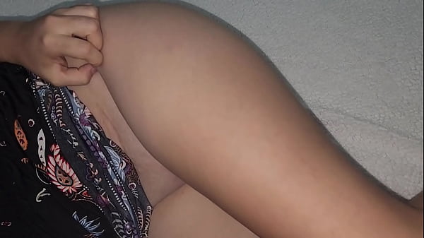 Adik Tiriku Yang Seksi Pamer Pantatnya Saat Nonton Tv Bersamaku