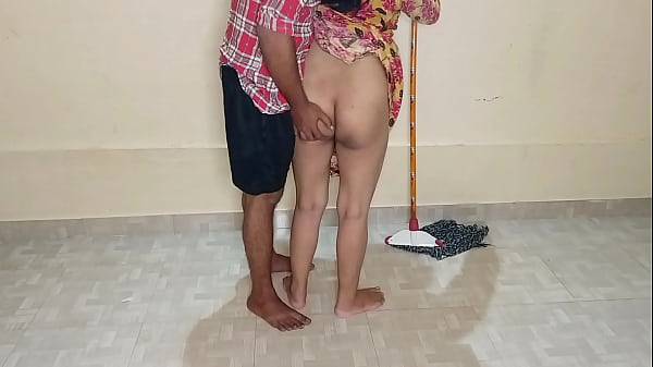 कमरे की सफाई करती हुई गर्म मालकिन को मेरा लंड चूसवाकर जबरदस्त चोदा