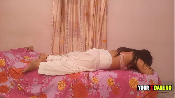 Ibu Tiri Kesakitan Punggung, Anak Tirinya Malah Menghiburnya Dengan Pijatan Penuh Nafsu
