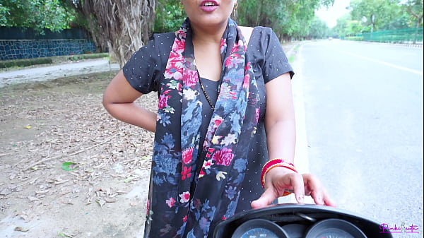 Bhabhi India Yang Nakal Melayani Klien Di Pinggir Jalan, Digoyang Dari Belakang Dengan Suara Erotis Bahasa Hindi.