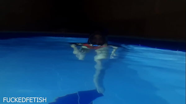 Helena Bintang Beraksi Di Kolam Renang Dengan Baju Renang Seksi Dan Topeng Malam Yang Menggoda