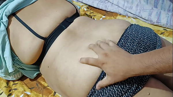 Jiya Bhabi Yang Nakal Nikmati Pijatan Sensual Di Pantatnya