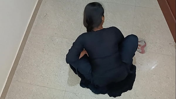 Gadis Pembantu India Seksi Digituin Pemilik Kamar Dengan Suara Hindi Yang Jelas