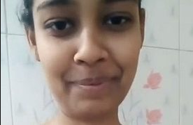 Desi Melepas Kutang Sendiri Di Depan Kamera