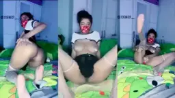 Ica Ngangkang Memamerkan Memek Pinknya Yang Menggoda
