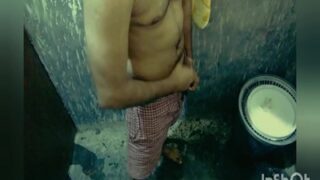 Kakak Ipar Menangkap Adik Ipar Lagi Asyik Main Di Kamar Mandi