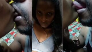 Pasangan Selingkuhannya Yang Sudah Menikah Menjilat Lidahnya Dengan Nafsu Di Adegan Seks Telugu.