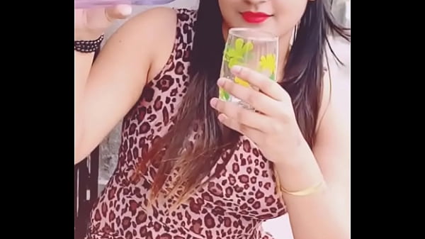 Gadis India Berpose X