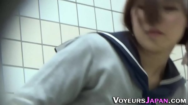 Remaja Jepang Mainkan Kacang