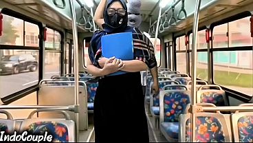 Istri Muslim Pulang Kampus Naik Bus Sendirian, Langsung Digaruk Sama Orang Asing Di Balik Hijabnya