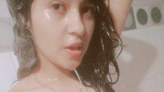 Bocah India Basah Kuyup Di Kamar Mandi, Foto Bugilnya Bocor