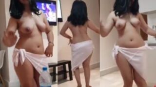 Gadis Seksi Goyang Bugil Panas Diiringi Lagu Bollywood Bikin Makin Nafsu.