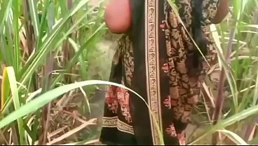 Ibu Dan Anak Tiri Ngentot Di Luar Rumah Kampung, Basah Kuyup Kena Embun.