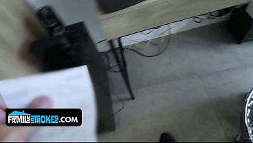 Gadis Remaja Latin Menggoda Ayah Tirinya Dengan Tubuh Mulus Dan Menggairahkan.