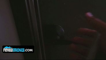 Bokep Abg Montok Kakak Tiri Layla London Ngebet Biar Adik Tiri Ngencrotin Memek Sempitnya.