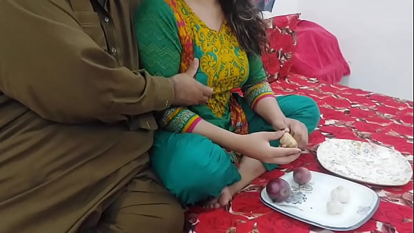 Bantu Ibu Tiri Potong Sayur, Lalu Ngentot Pantat Besarnya, Dia Selingkuh Dari Ayah Tiri, Suara Hindi Jelas