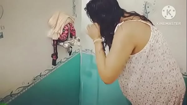Desi Mandi Basah Kering, Siapin Handuk Basah Buat Lap Badan.
