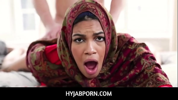 Maya Farrell, Kakak Tiri Arab Berhijab Dengan Bokong Gede, Dijodohin Buat Nikah.