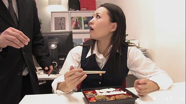 Cewek Kantor Jepang Ngewe Mulut Di Ruang Rapat