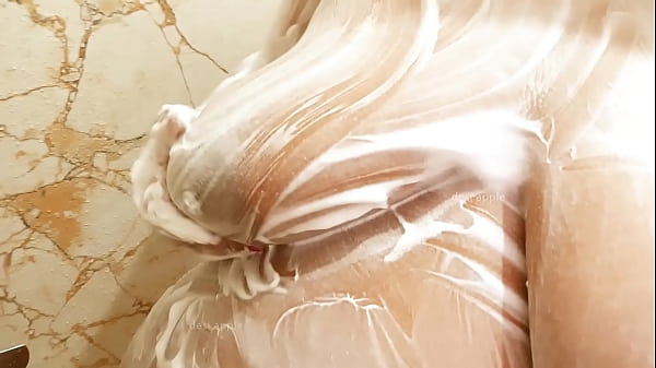 Desi Bhabhi Lagi Mandi, Basah Kuyup Bikin Greget