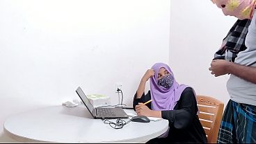 Bankir Cantik Jilbab Digarap Kasar Petani Kampung Desi, Ngewe Panas Sampai Muncrat